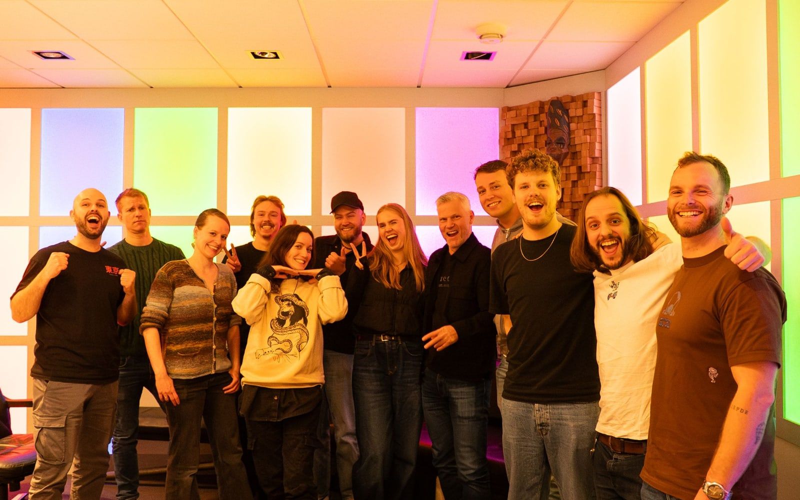 De schrijvers, producers en het team van CPI samen in de kleurrijk verlichte studio van Earforce Amsterdam